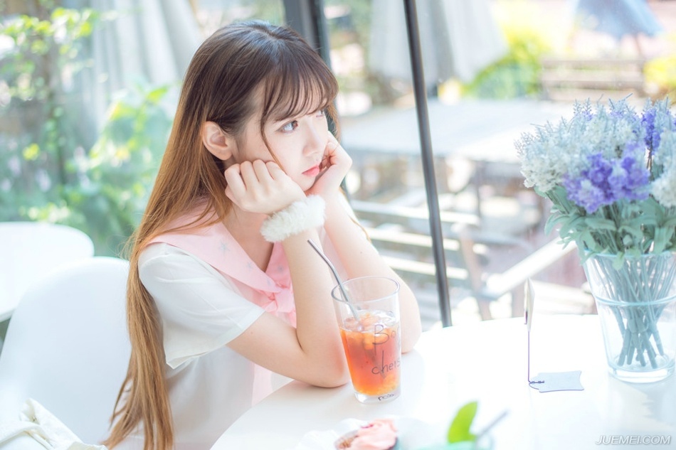 看着众人的神色，庞统摇头道：“张任被诸位拿下，想来诸位已经决意要反叛刘璋了，但诸位可曾想过，阆中粮草，皆受成都所制，一旦粮草被刘璋掐断，这十万大军，恐怕还未攻到成都，便要灰飞烟灭了。”